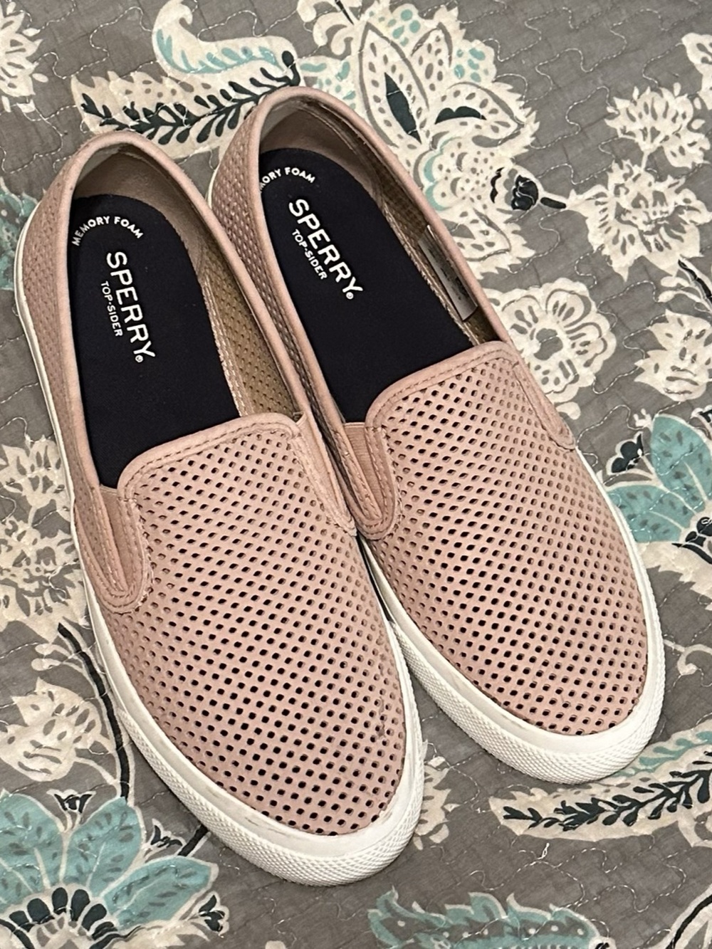 Sperry Crest Vibe Perforated Leather Slip-On Sneaker Sneakers in Rose & White